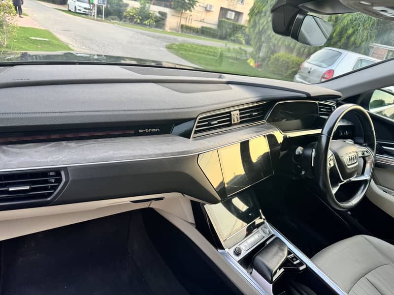 Audi E-Tron 2020 9