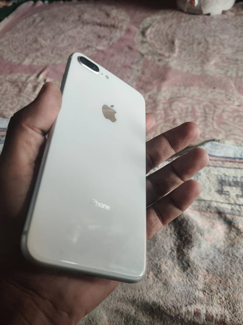 Apple iPhone 8 Plus 1