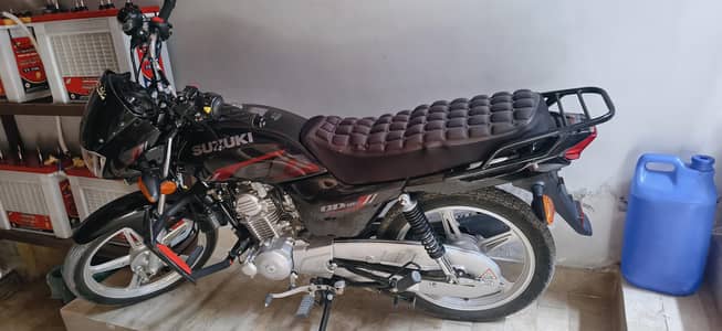 one hand use bike