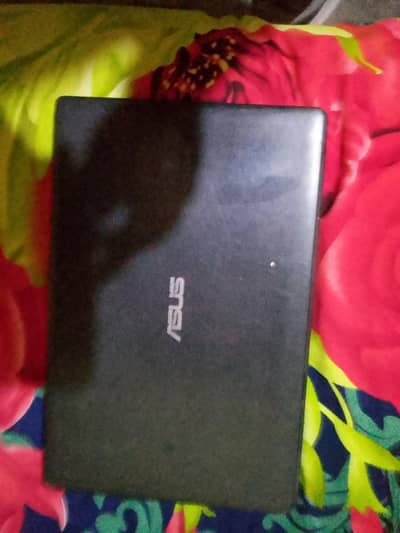celron ka processor hai or 4gb ram  SSD  128 gb hardisk hai charger bh