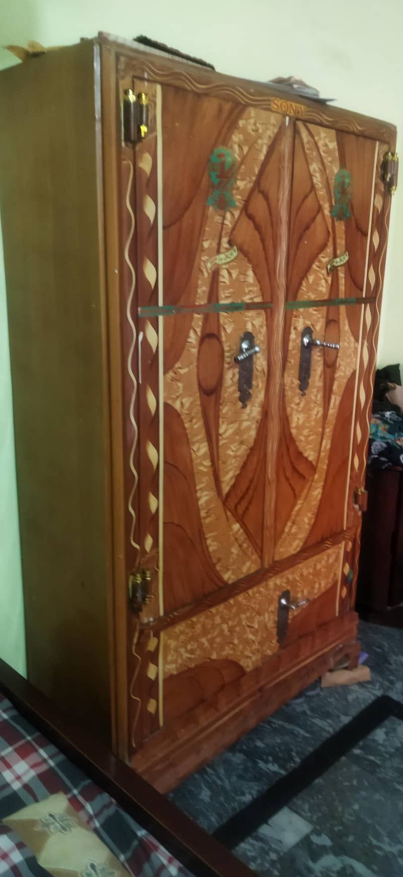 Cabinet 1
