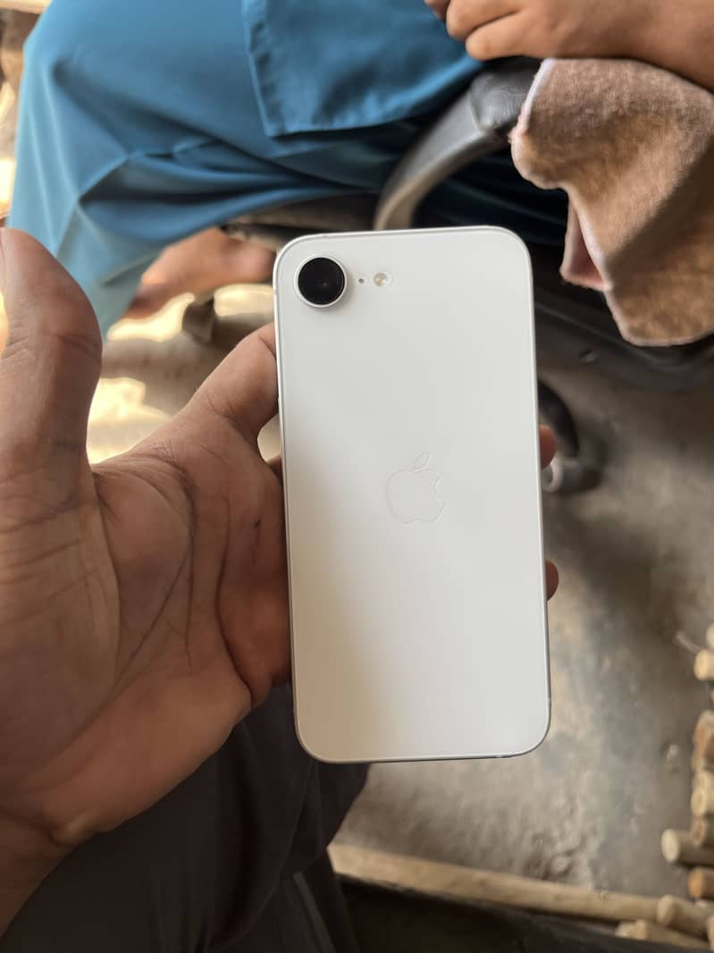Apple iPhone 16e 0