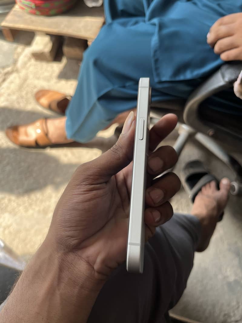 Apple iPhone 16e 1