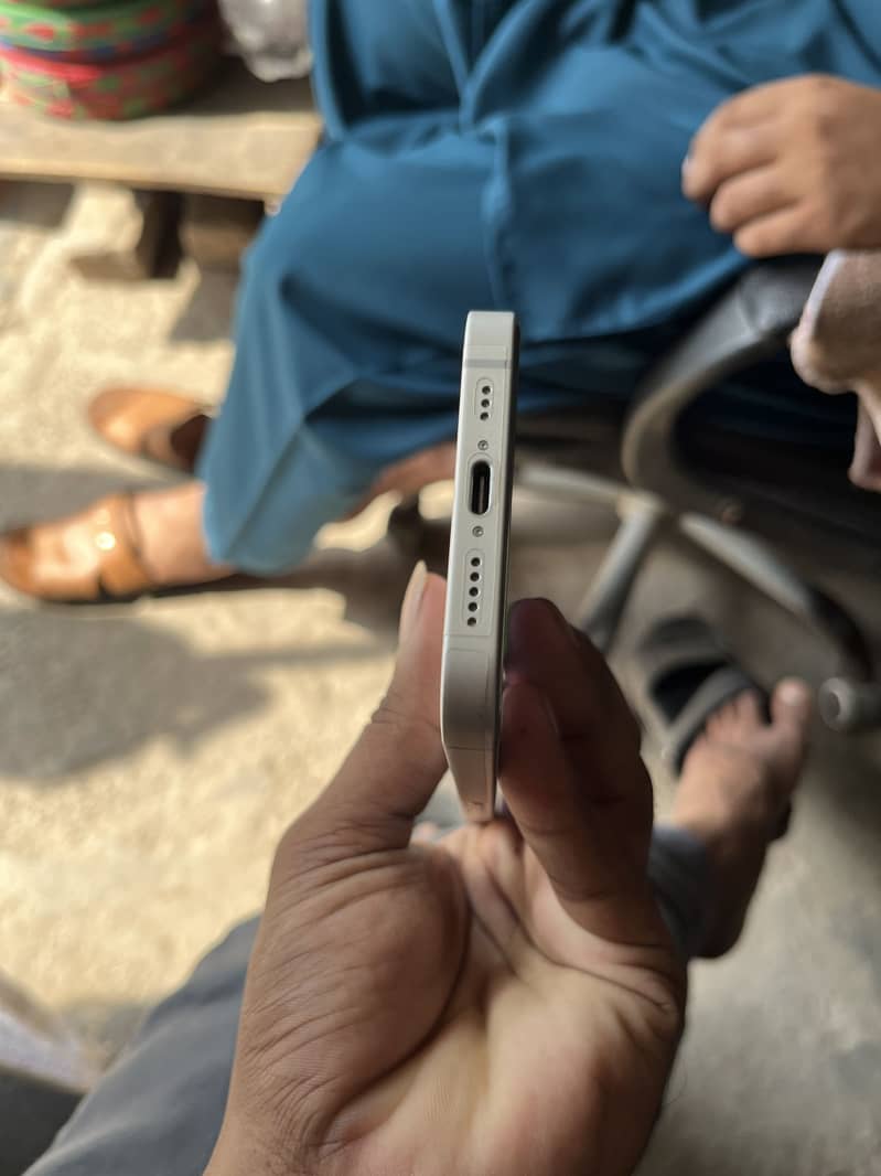 Apple iPhone 16e 3