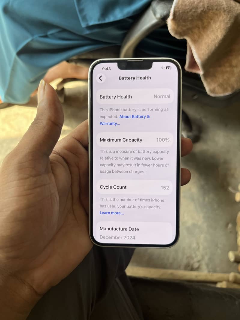 Apple iPhone 16e 4