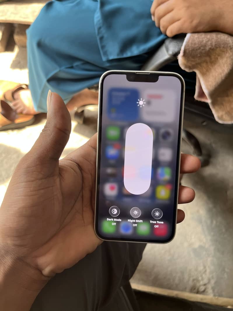 Apple iPhone 16e 5