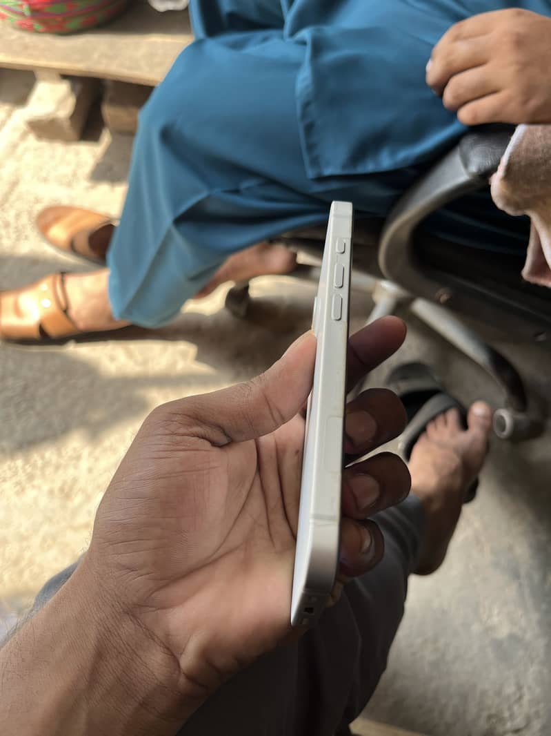Apple iPhone 16e 6