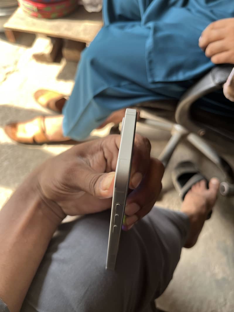 Apple iPhone 16e 7
