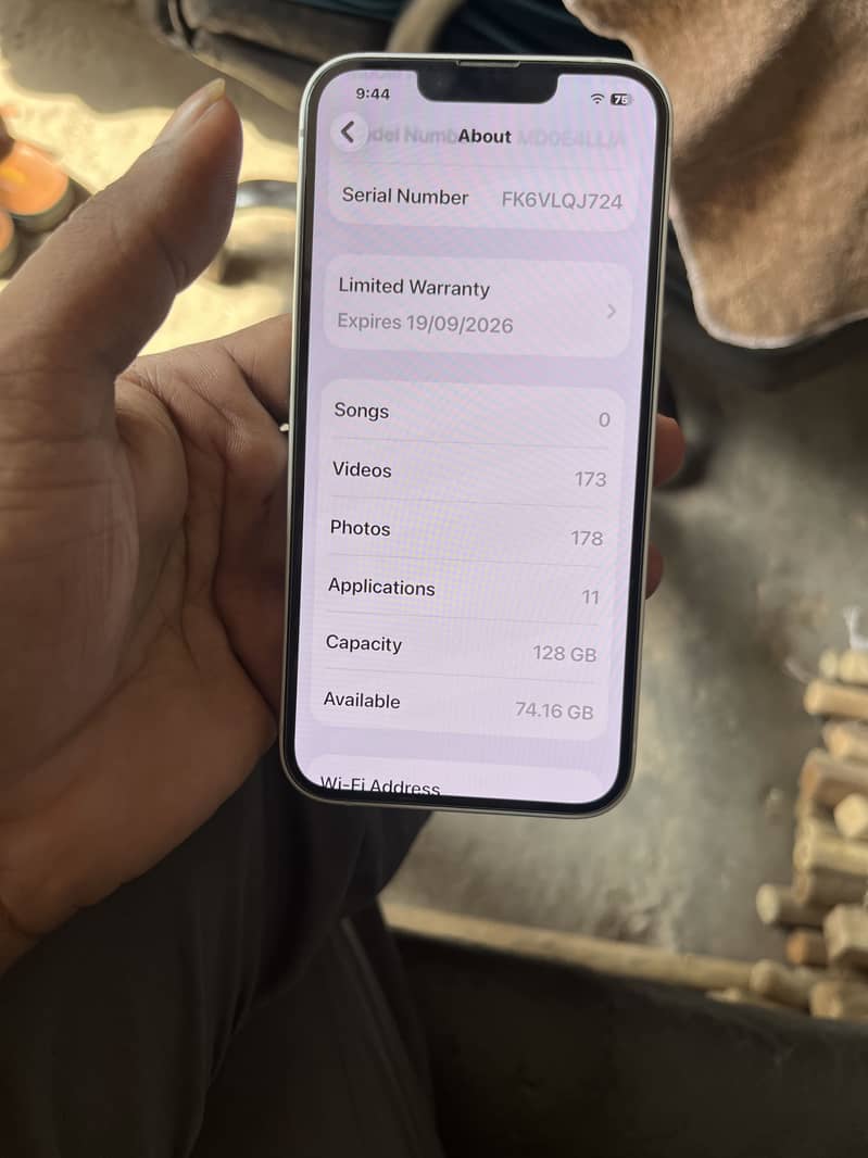 Apple iPhone 16e 8