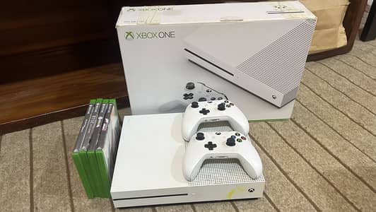 Xbox One S 500 GB, 2 x Controllers & 4 x games