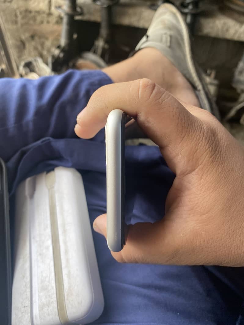 Apple iPhone 11 3