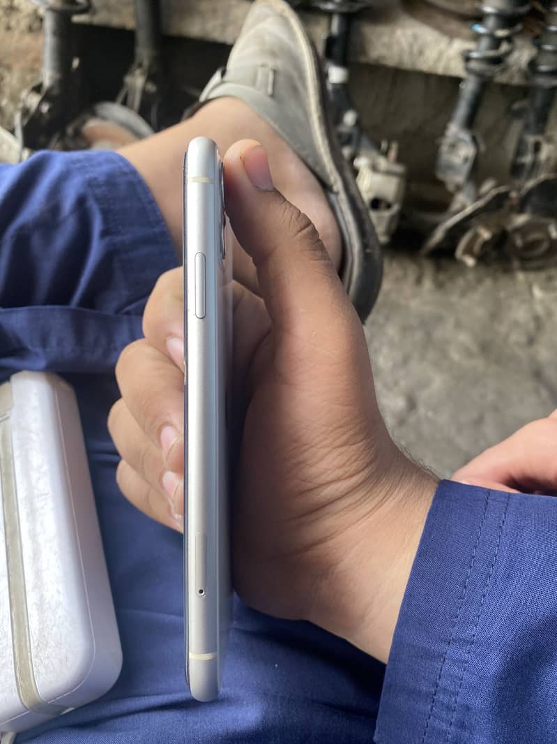 Apple iPhone 11 4