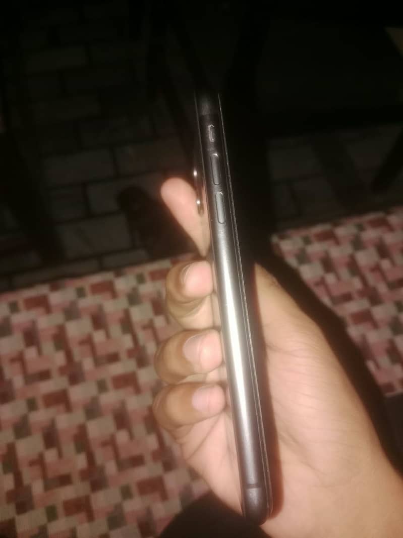 Apple iPhone 11 4