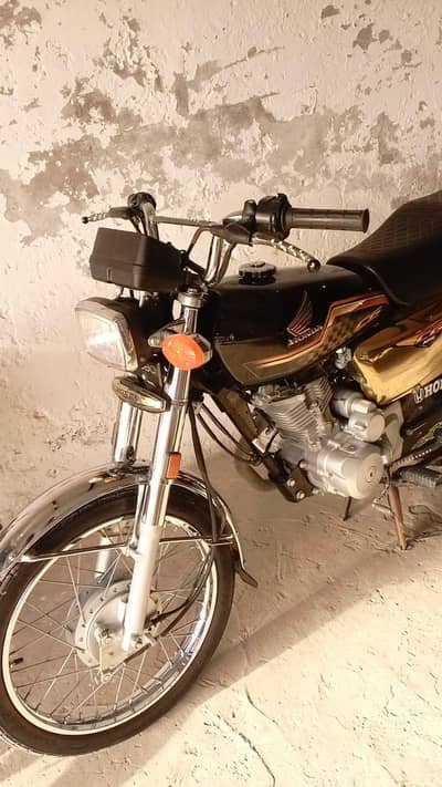 All ok condition hy punjab nmbr hy Self start Gold Edition hy