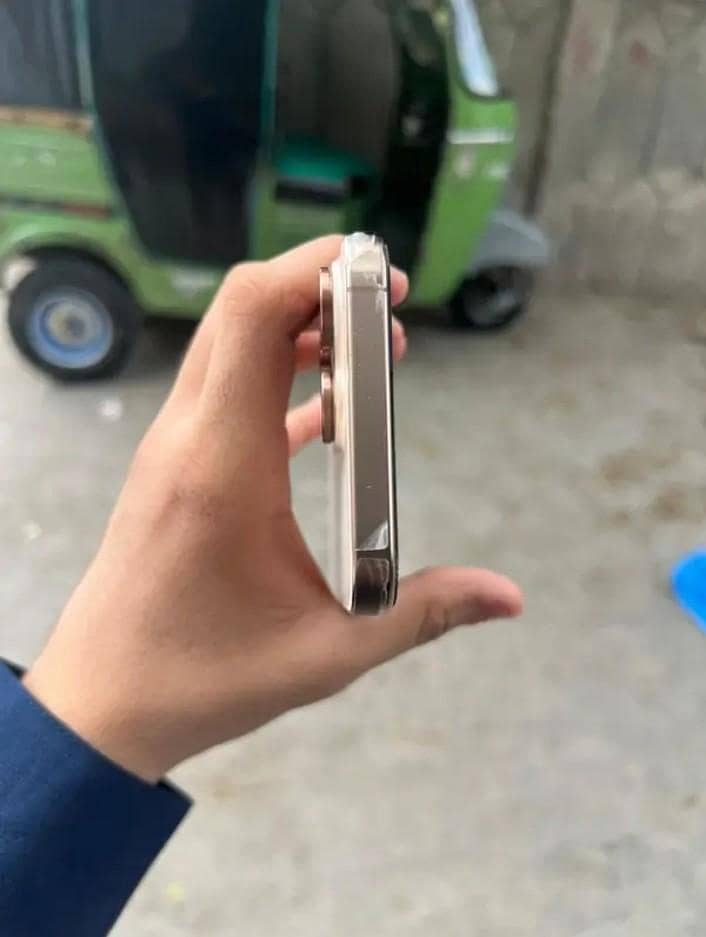 Apple iPhone 16 Pro Max 2