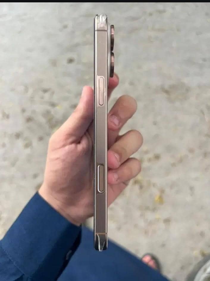 Apple iPhone 16 Pro Max 3