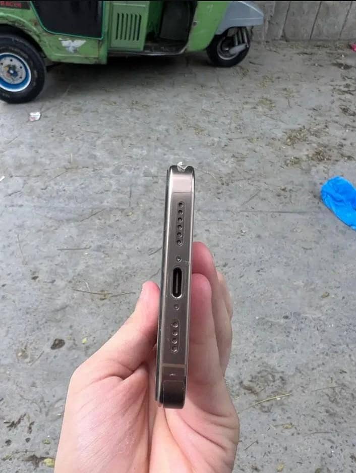 Apple iPhone 16 Pro Max 4