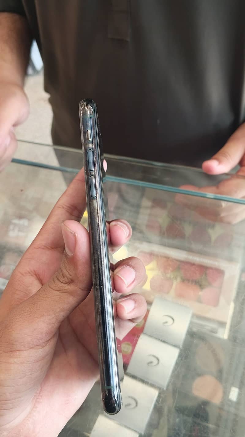 iPhone 11 Pro Max 2