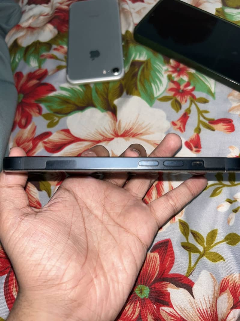 Apple iPhone 14 4