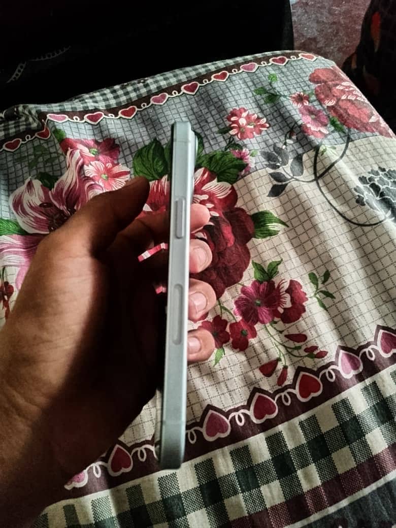 Apple iPhone 15 4
