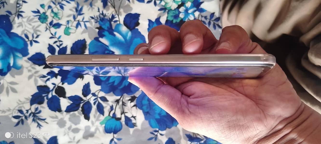 Vivo V21 4