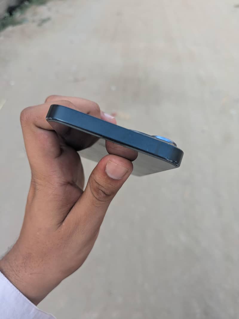 Apple iPhone 13 5