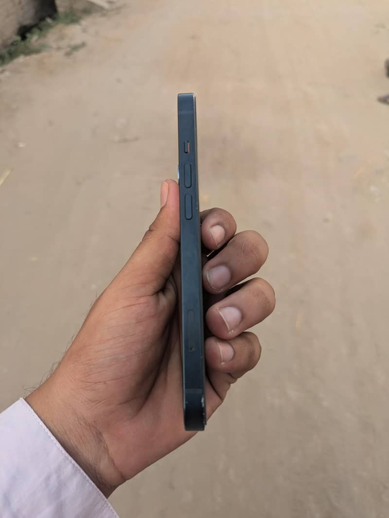 Apple iPhone 13 8