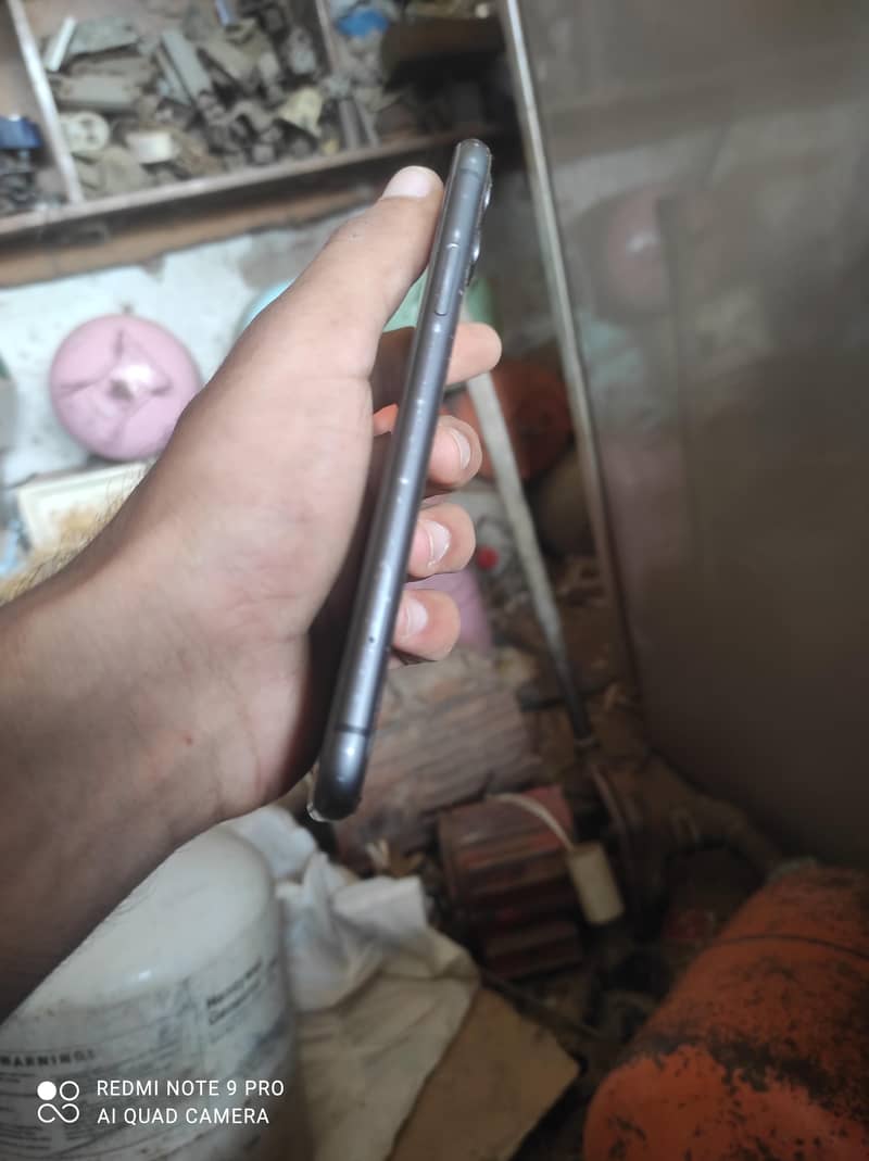 Apple iPhone 11 4