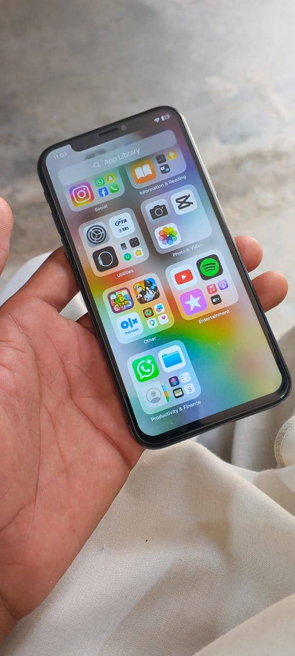 Apple iPhone X 4