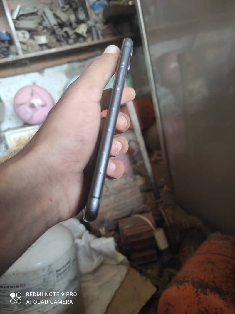 Apple iPhone 11 4
