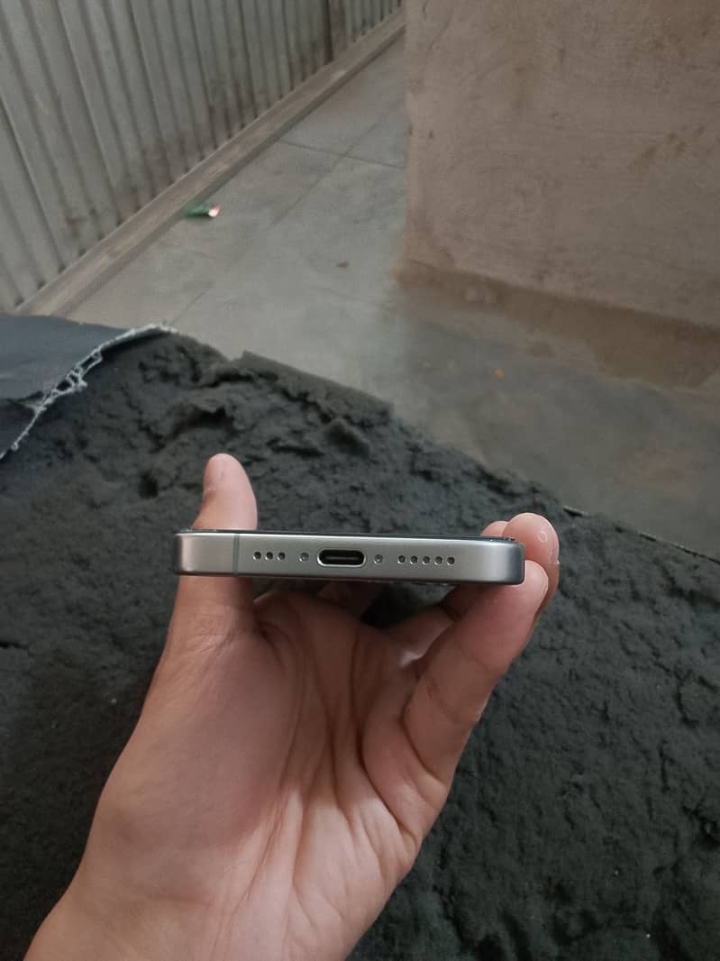 Apple iPhone 15 Pro 3