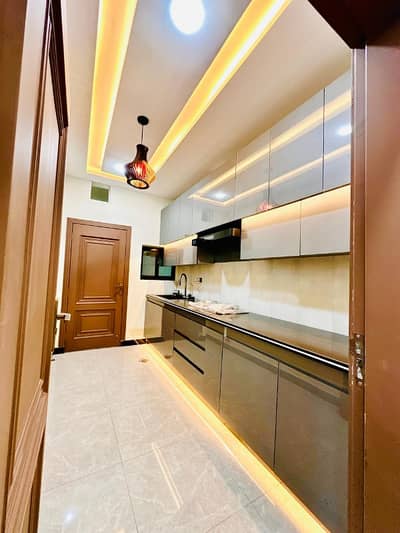 LUXURIOUS 5 MARLA DOUBLE UNIT HOUSE AVAILABLE FOR SALE