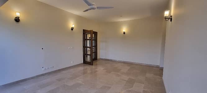 E 11 upper 3 bed 4 bath drawing tv lounge kitchen sep meter electric available for rent