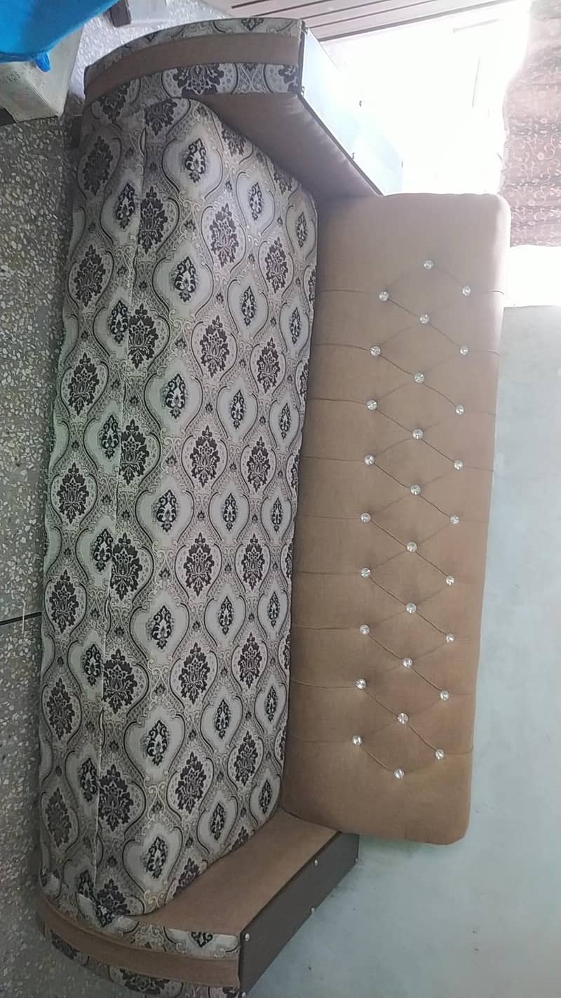 sofa seat as a good condition 1