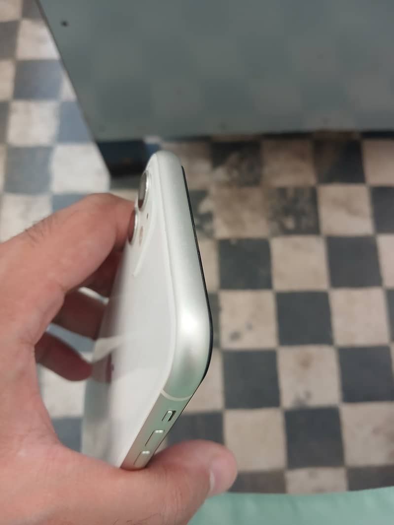 Apple iPhone 11 4