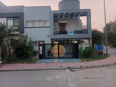 10 Marla Like New Luxury House Available For Sale In Bahria Town Lahore.