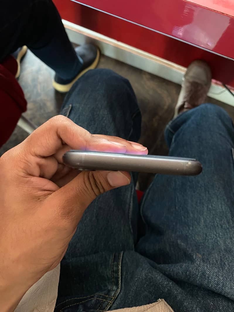 Apple iPhone 11 4