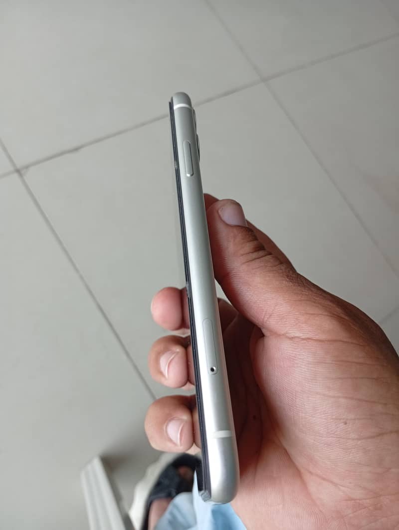 Apple iPhone 11 3