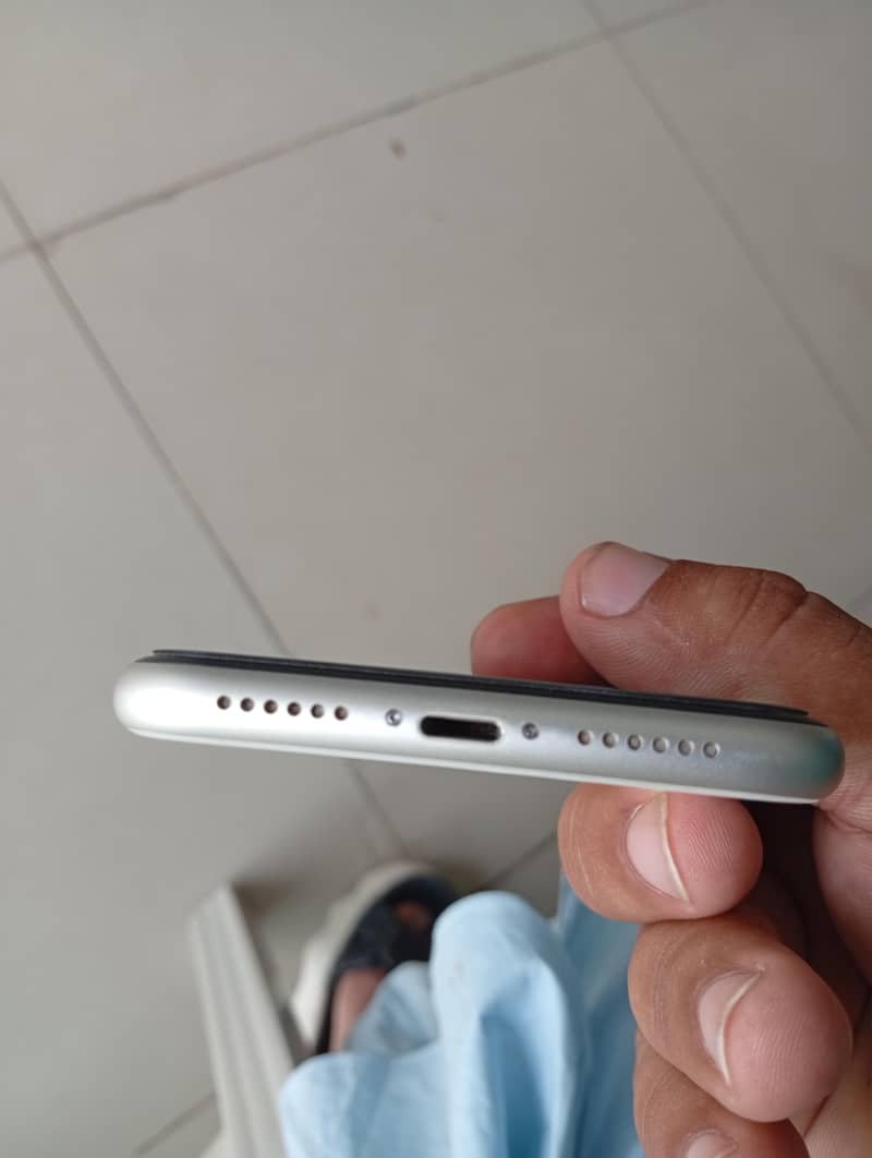 Apple iPhone 11 4