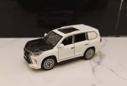 Lexus LX570 Die-Cast Model Car – White – Detailed