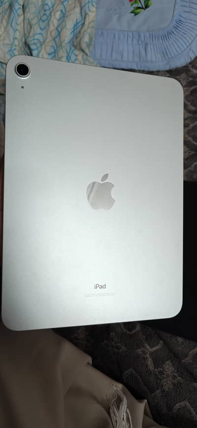 Ipad 10th gen , 64 gb, scratch less