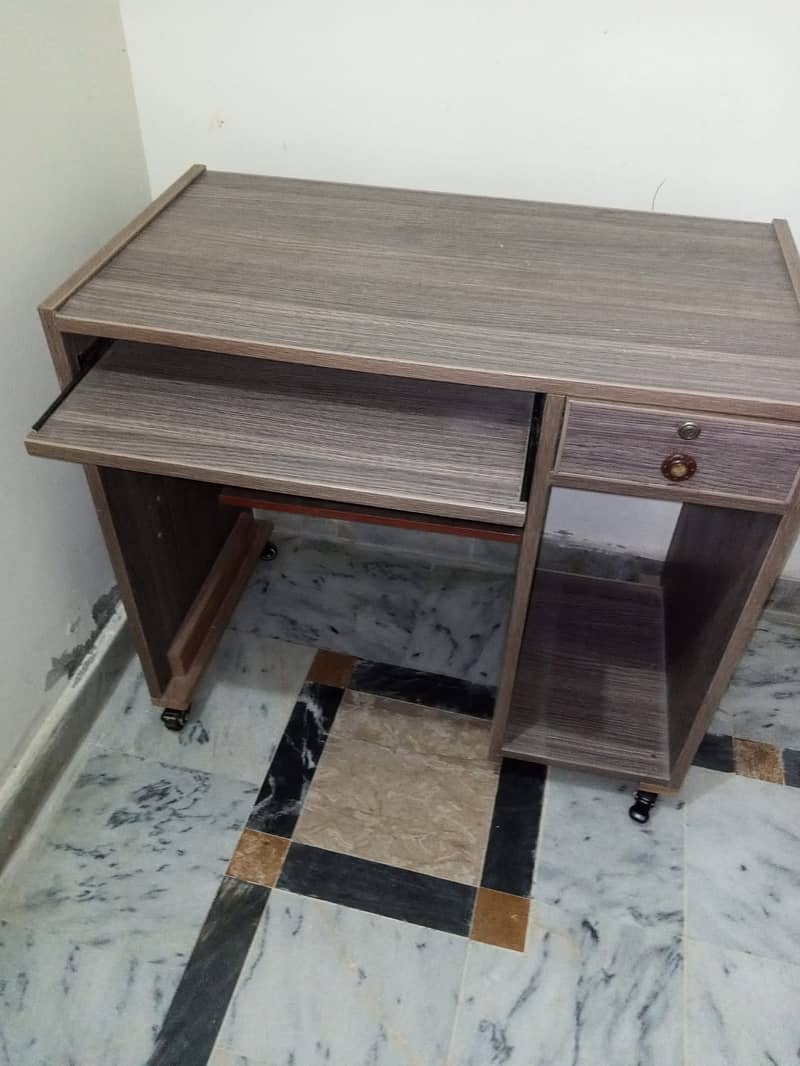 Computer Table 0