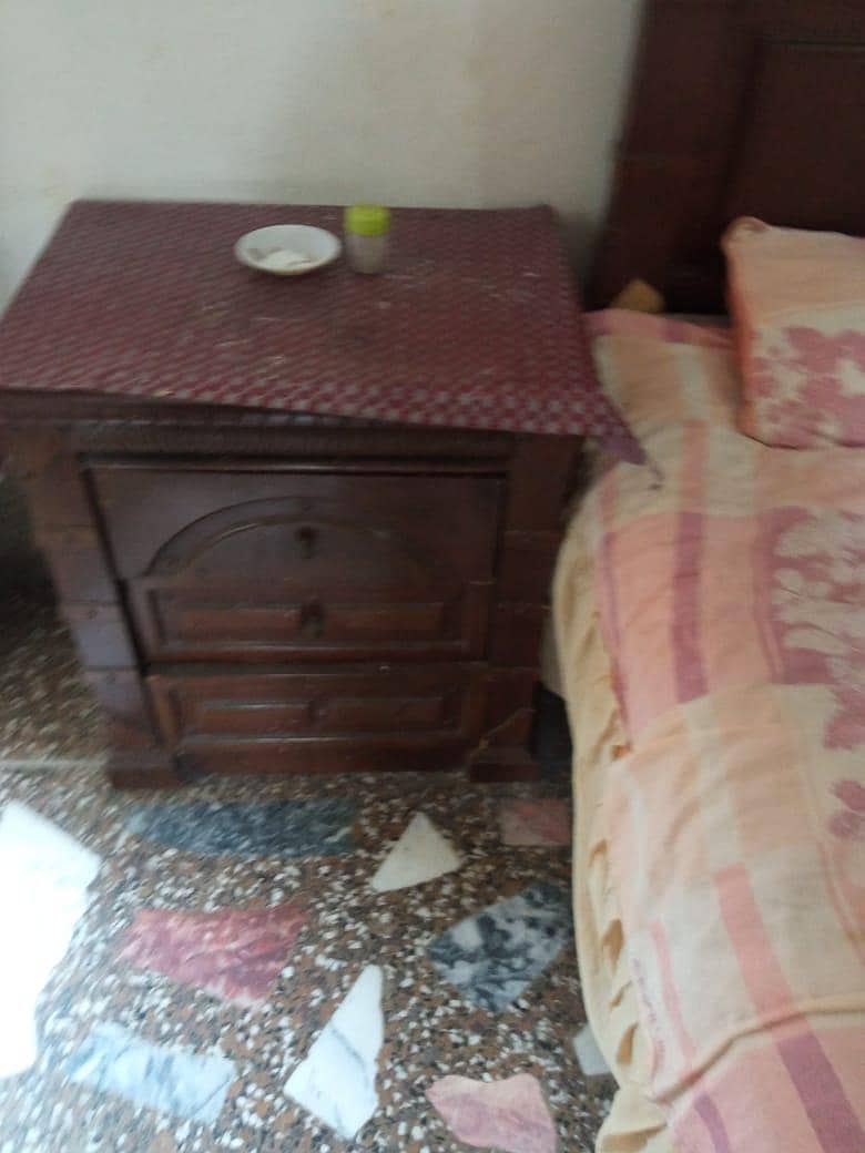 double bed with side tables 0