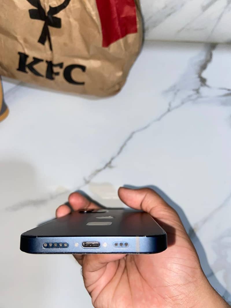 Apple iPhone 12 4