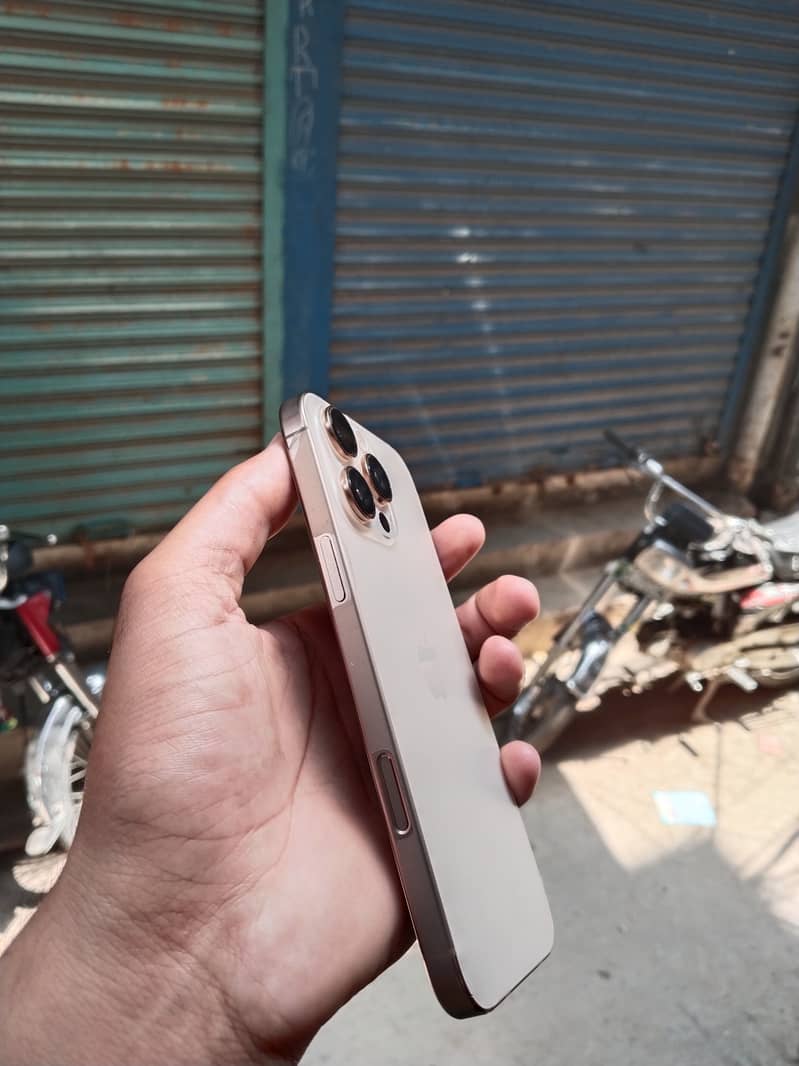 Iphone 16 PRO MAX 3