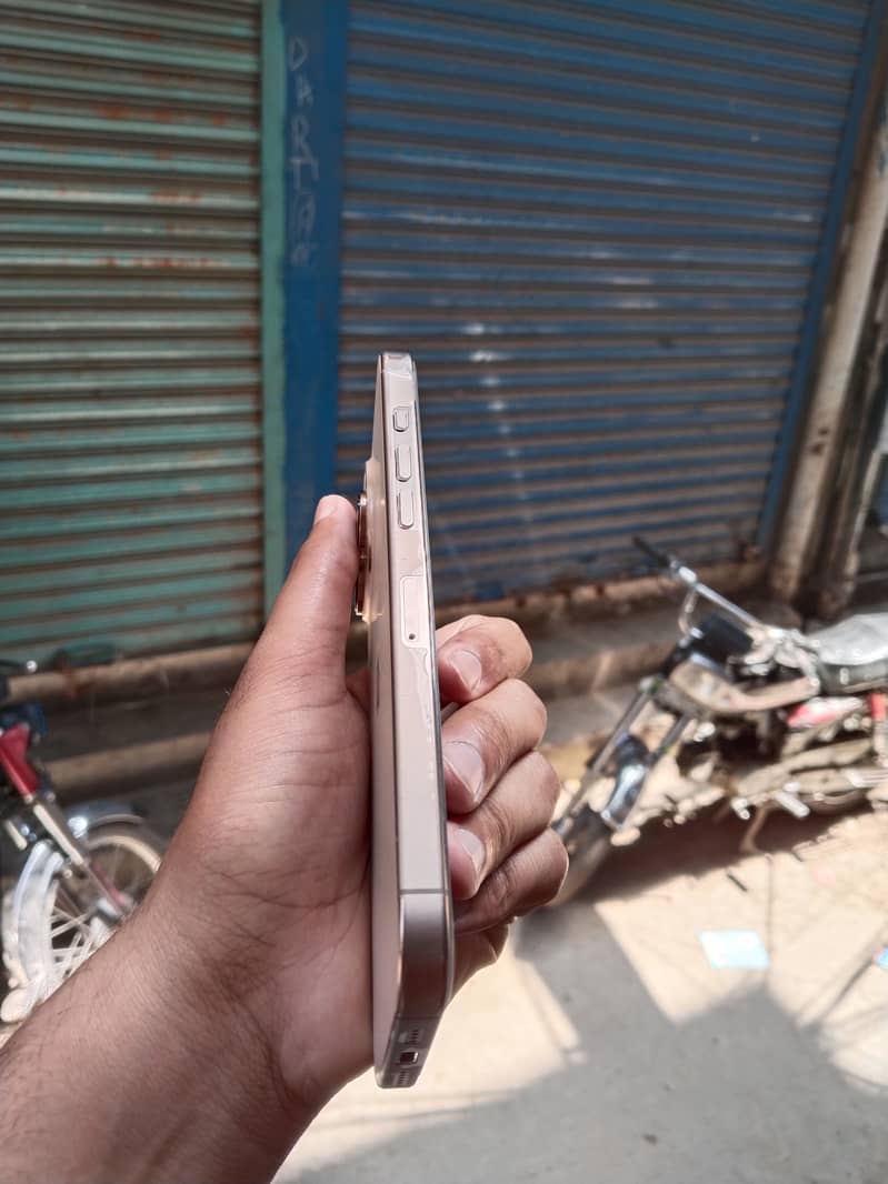 Iphone 16 PRO MAX 5