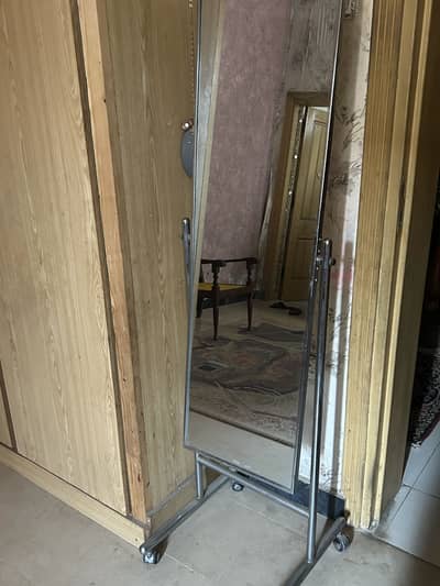Moveable standing mirror