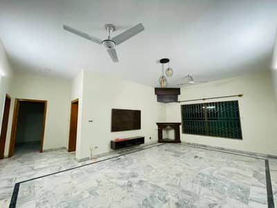 60x90 0ne Kanal Upper Portion With Separate Gate Servant Quarter Available On Rent Located In I-8