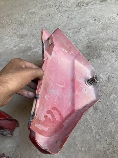 Finel: 25OO. Ki ha 7Occ bike fuel tank for sell contact no O3285915697