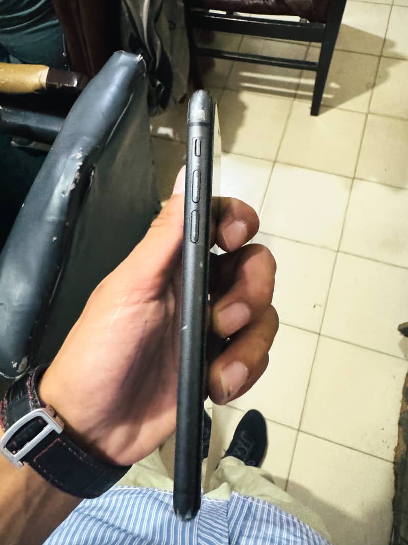 Apple iPhone 11 3